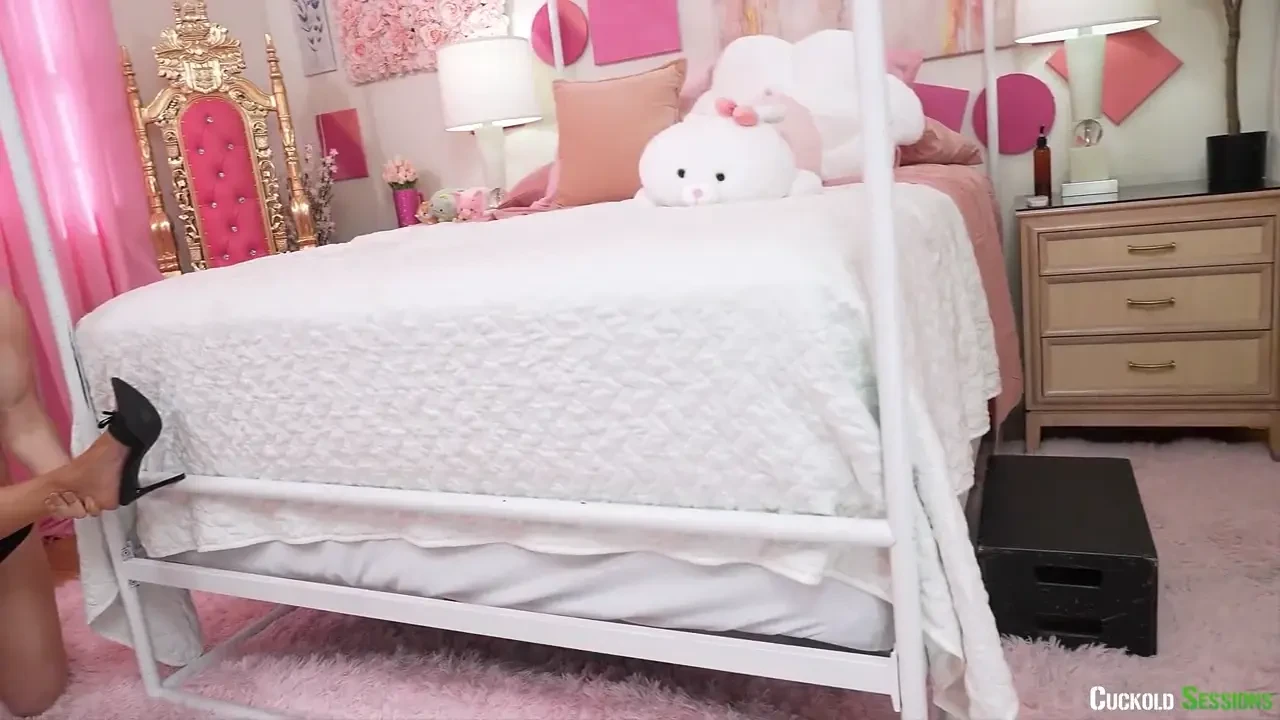 [CuckoldSessions] Bree Fucks A Fan On Friday Cam Show