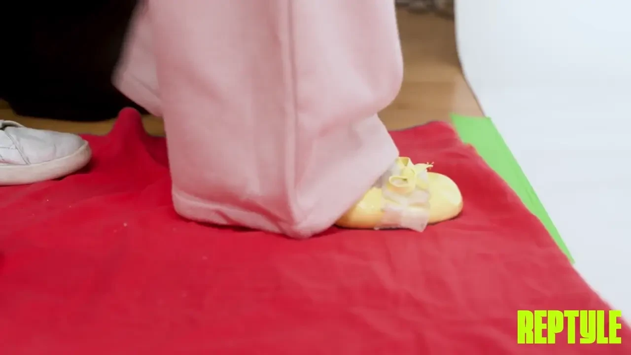 [ReptyleLabs] Perverted Photoshoot (Her Boyfriend Doesn't Know!)