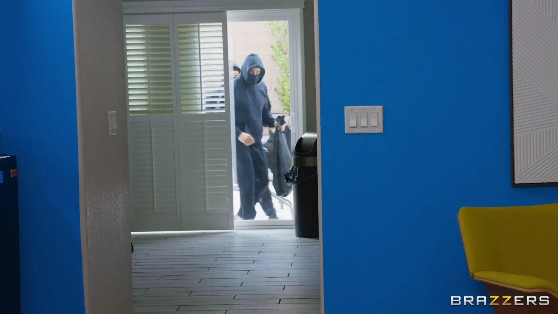 [BrazzersExxtra] Slut VS Robbers