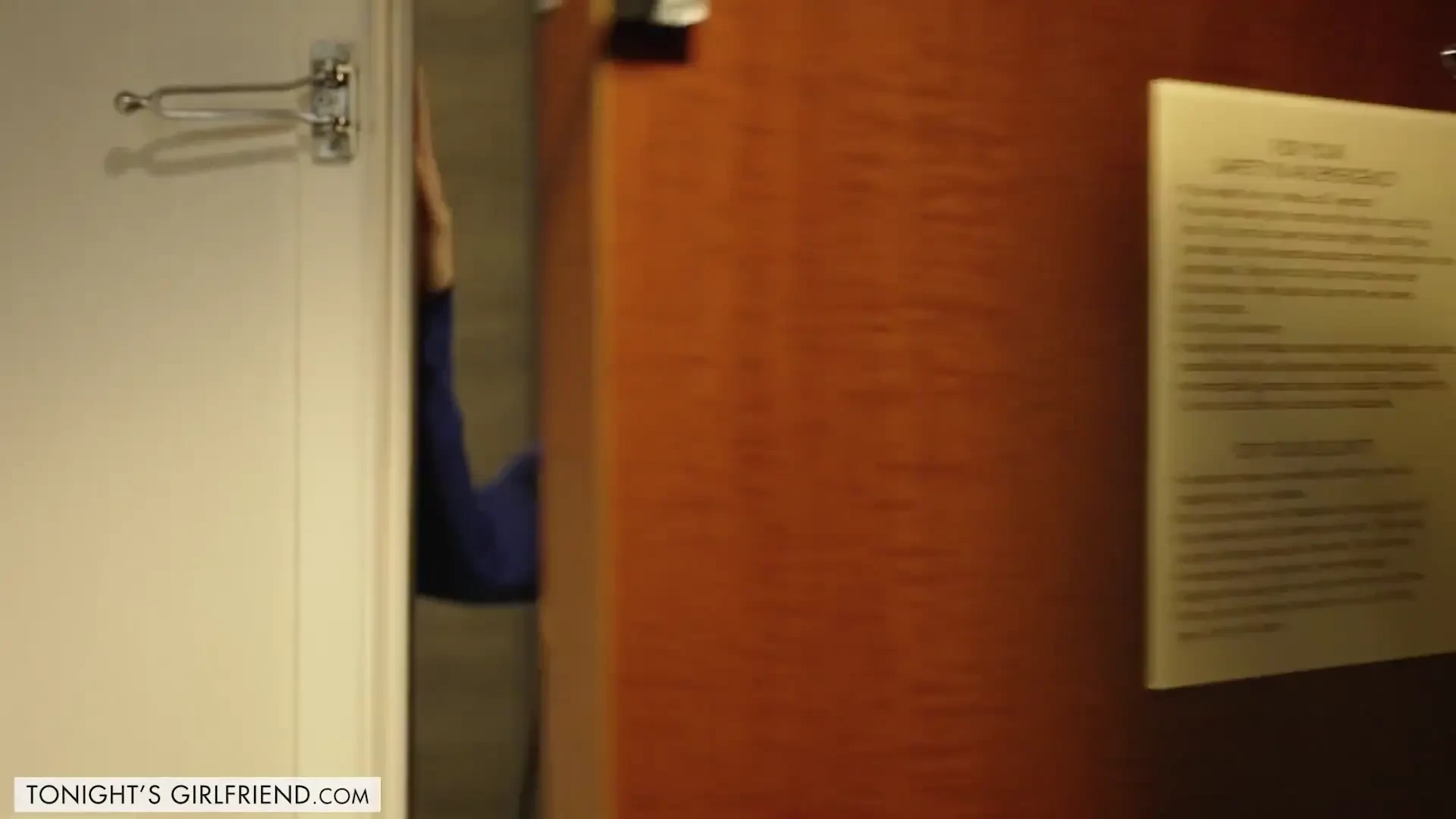 [TonightsGirlfriend] Lucky man accidentally enters Danielle Renae’s hotel room