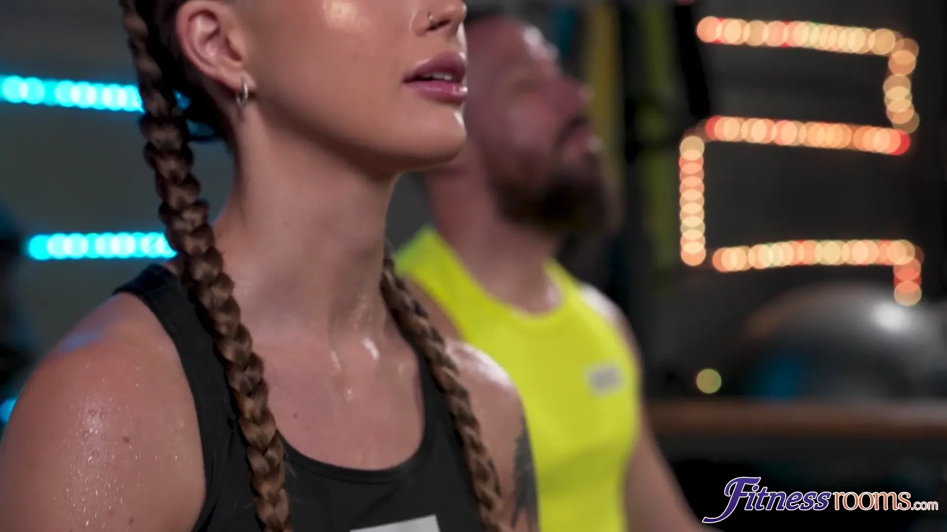 [FitnessRooms] Stretching the yoga teacher