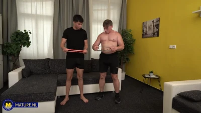 [MatureNL] A threesome with stepmom Laura Crystal, her stepson and his fitness trainer in the living room