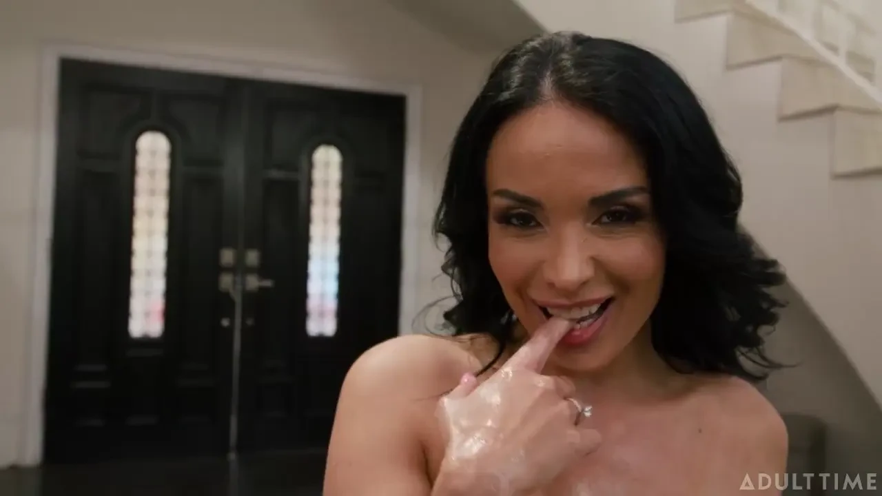 [Raunch] French Bombshell Gives Dera Her Ass