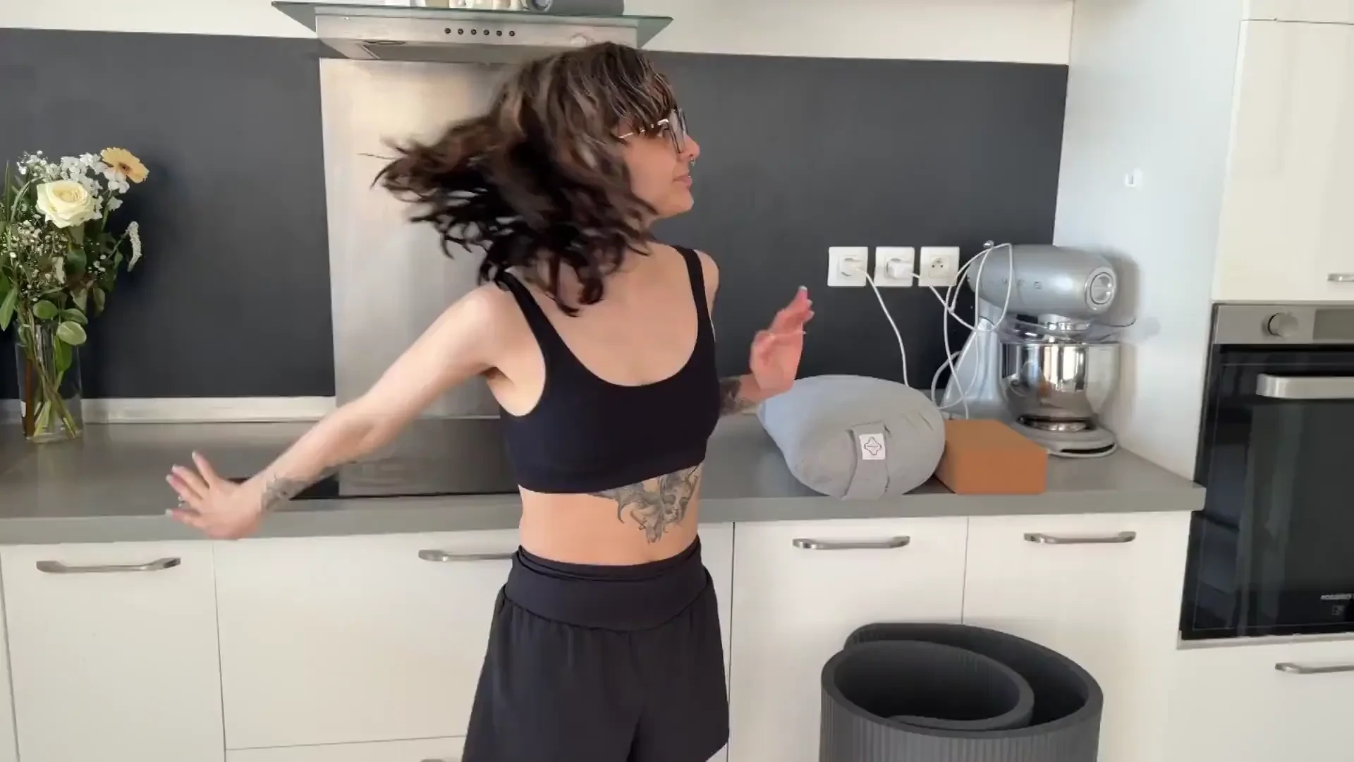 [JacquieEtMichelTV] Initially tense, Lotus eventually relaxes in her own way