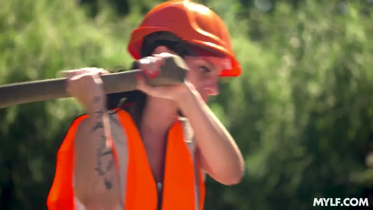 [BlueCollarBabes] Lady Lumberjack Can Handle Any Wood