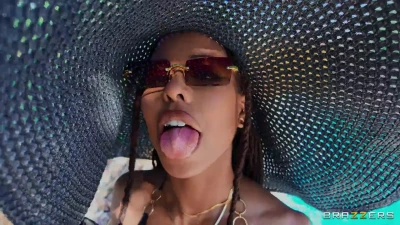 [BrazzersExxtra] Kira Brings The Heat