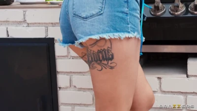 [BrazzersExxtra] BBQ Hottie In The Yard