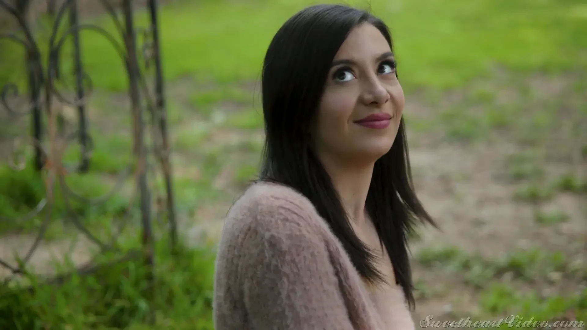 [SweetheartVideo] Teaching Her How to Play