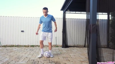 [BoyMeetsMILF] Soccer Stepmom Raissa Bellini Fucks Stepson To Celebrate Goal