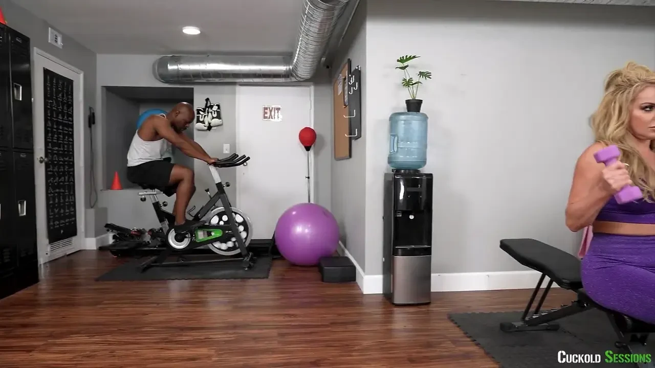[CuckoldSessions] Spotted By The Gym Stud