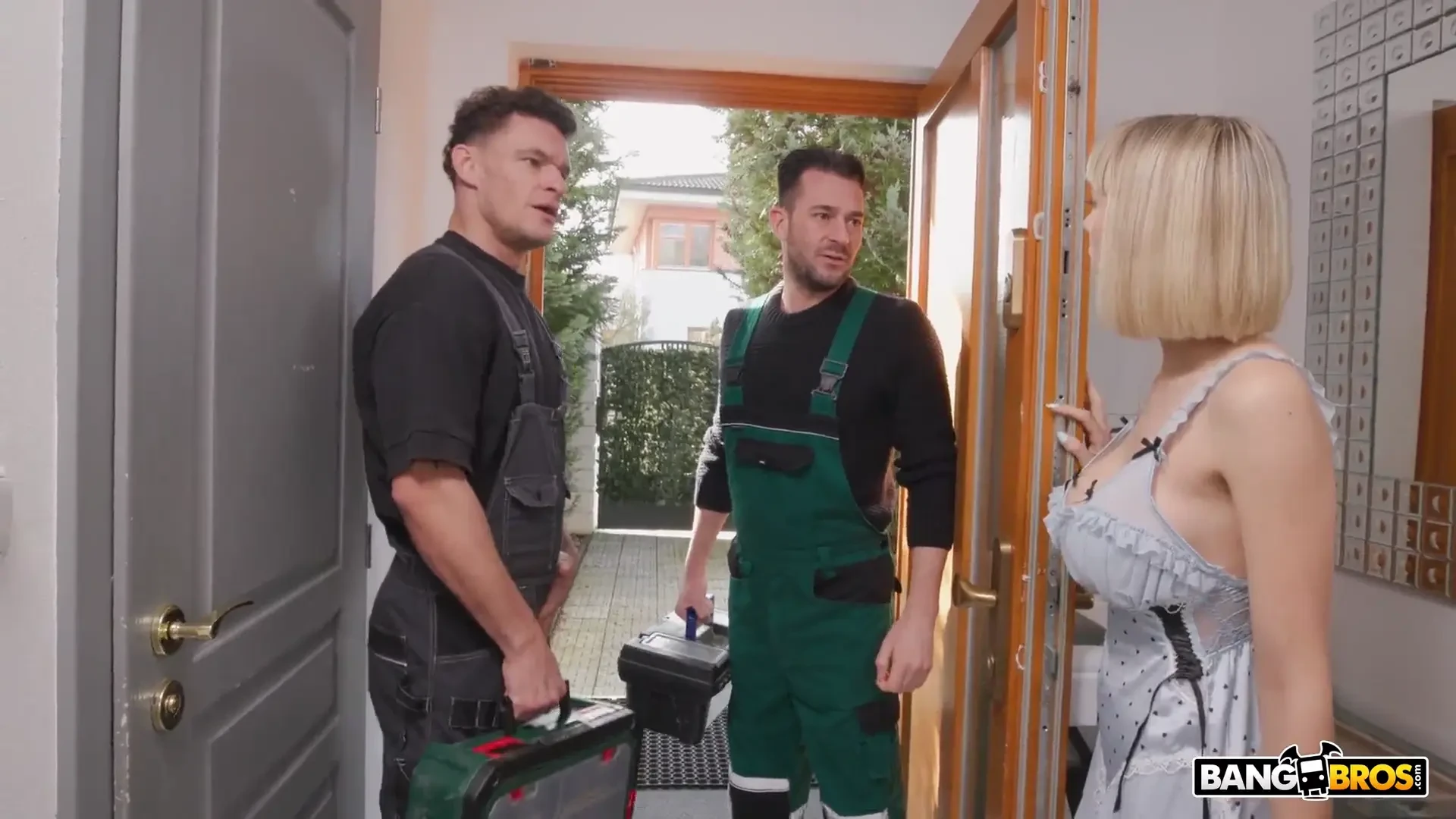 [BigTitsRoundAsses] Two Big Plumber’s Dicks for Candy Layla