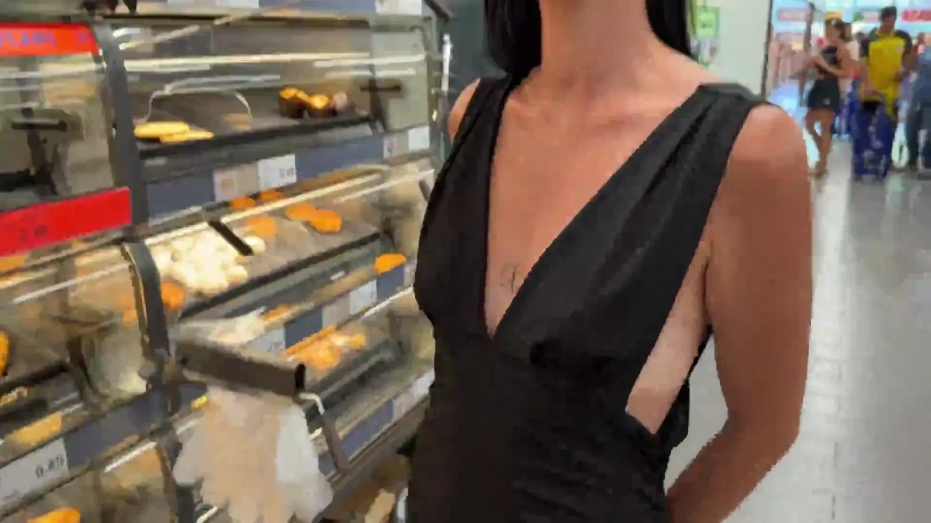 [JacquieEtMichelTV] 28, goes shopping... and buys two stallions!