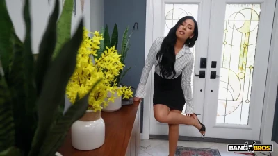 [MomIsHorny] Stepmom’s Foot Massage Leads to Wild Fucking