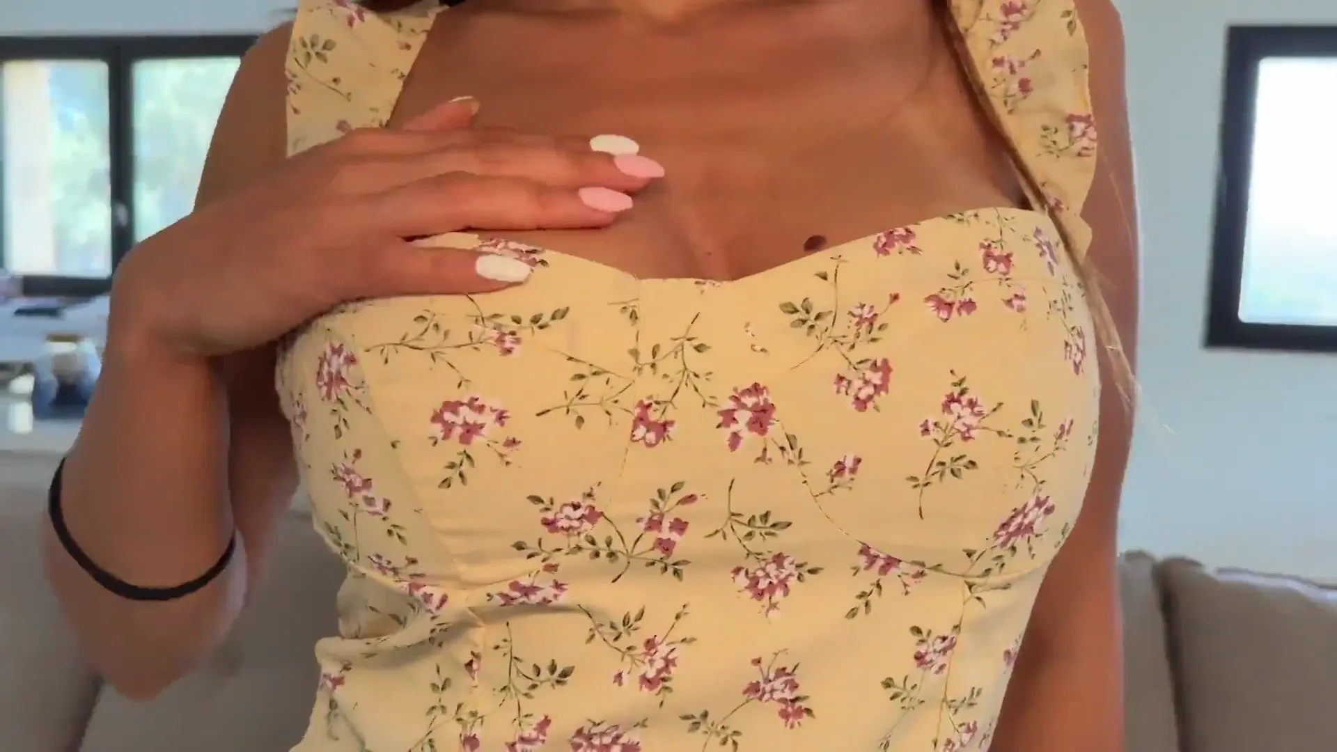 [JacquieEtMichelTV] 33, turns heads!