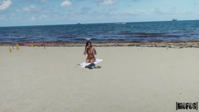 [PublicPickups] Bikini Babe from Beach to Balcony