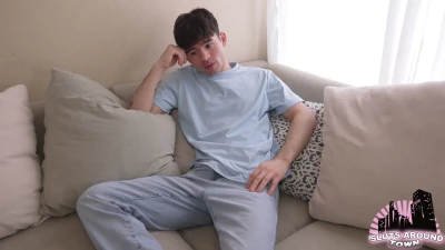 [SlutsAroundTown] Cosplaying Girlfriend Convinces Boyfriend to Try Roleplay
