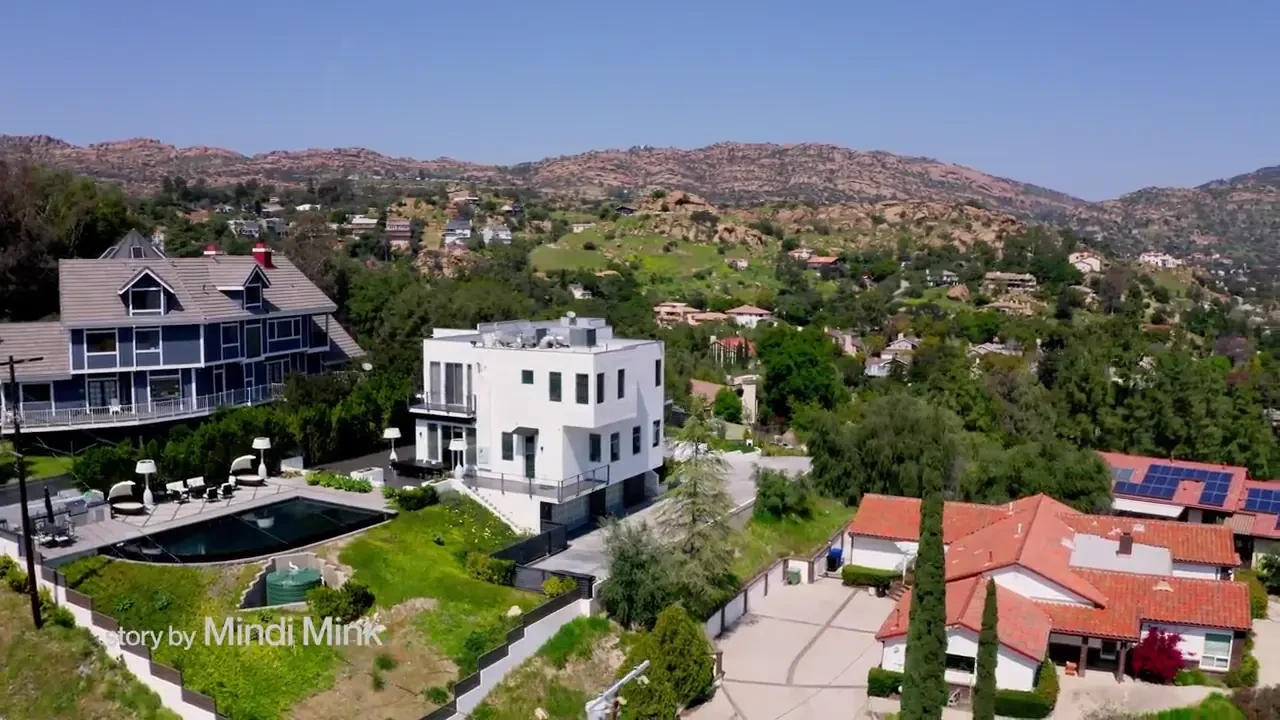 [SheSeducedMe] The Adventures of Mindi & Mia