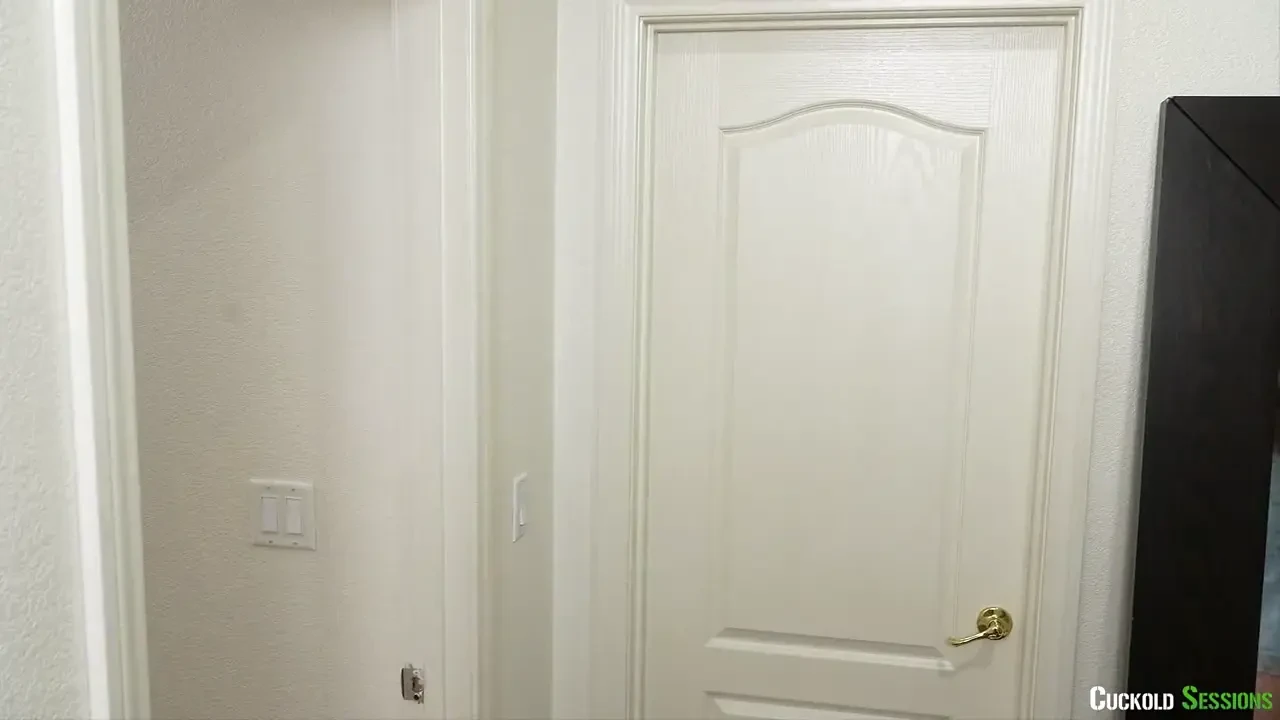 [CuckoldSessions] Gets Her Fix From Plumber Kris Kixxx