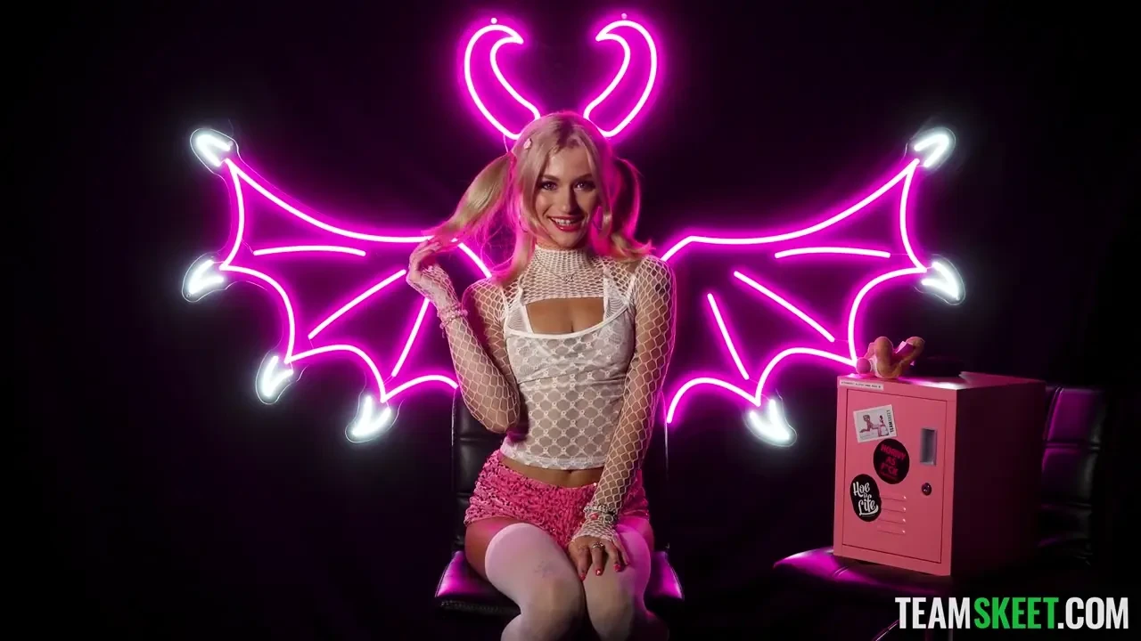 [TeamSkeetAllStars] December Spotlight: Not Even Neon Demons Are As Freaky As Emma Rosie