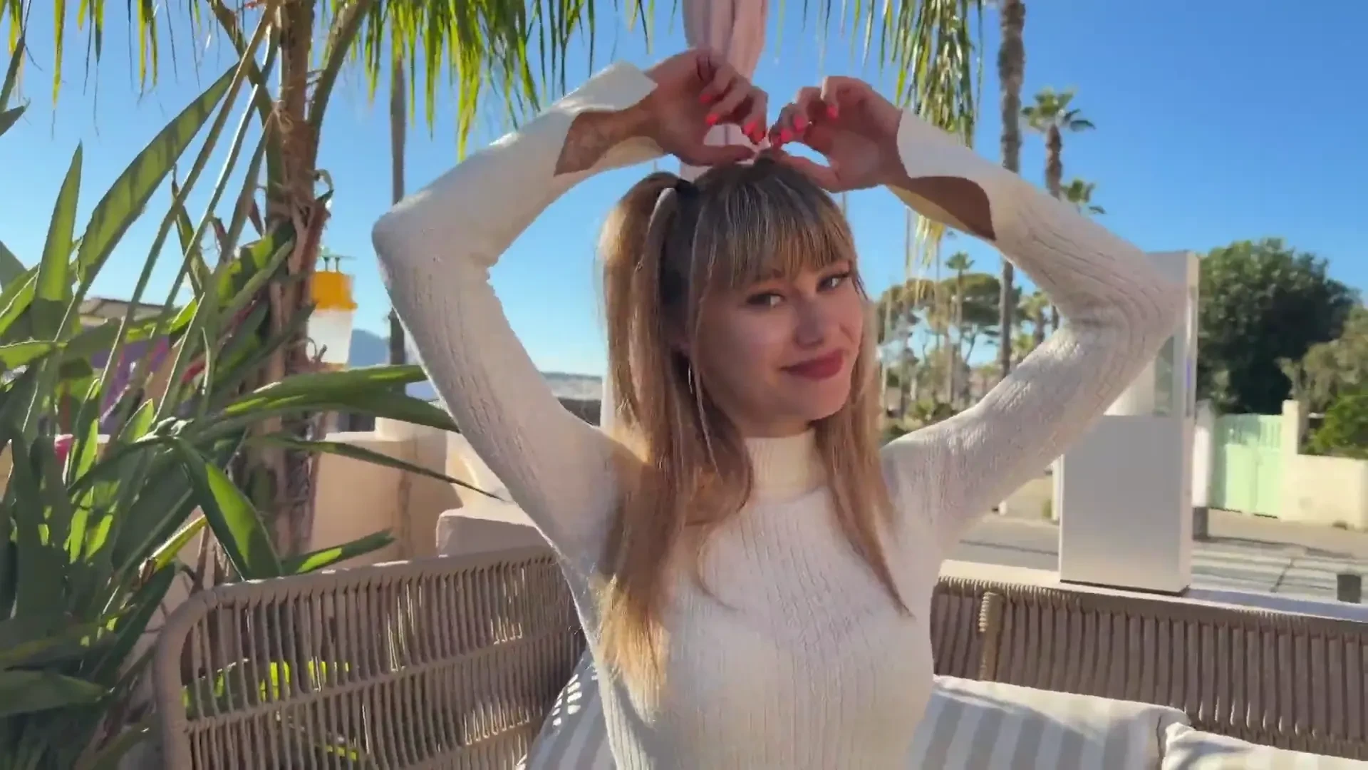 [JacquieEtMichelTV] 20 years old, a little bombshell from Lille!