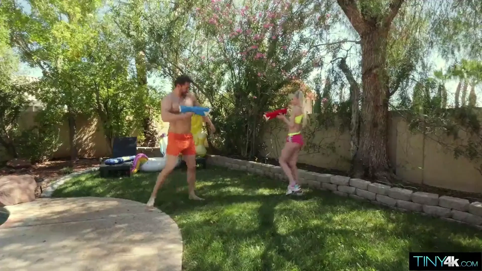 [Tiny4K] Squirt Gun Showdown