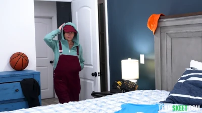 [Tomboyz] “You’re Wet As Fuck!” What’s Selina Hiding Under Those Baggy Clothes?