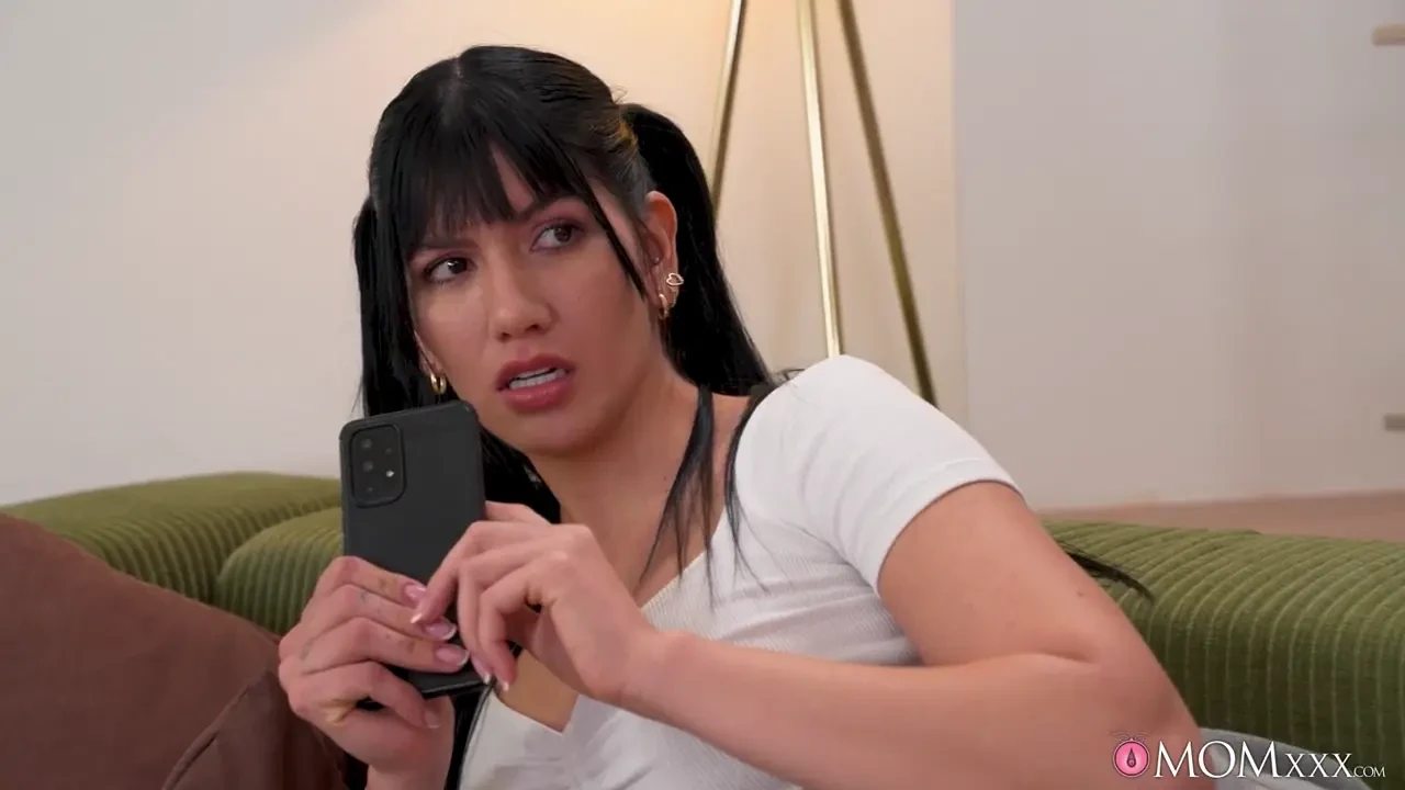 [MomXXX] Babysitter seduces married man