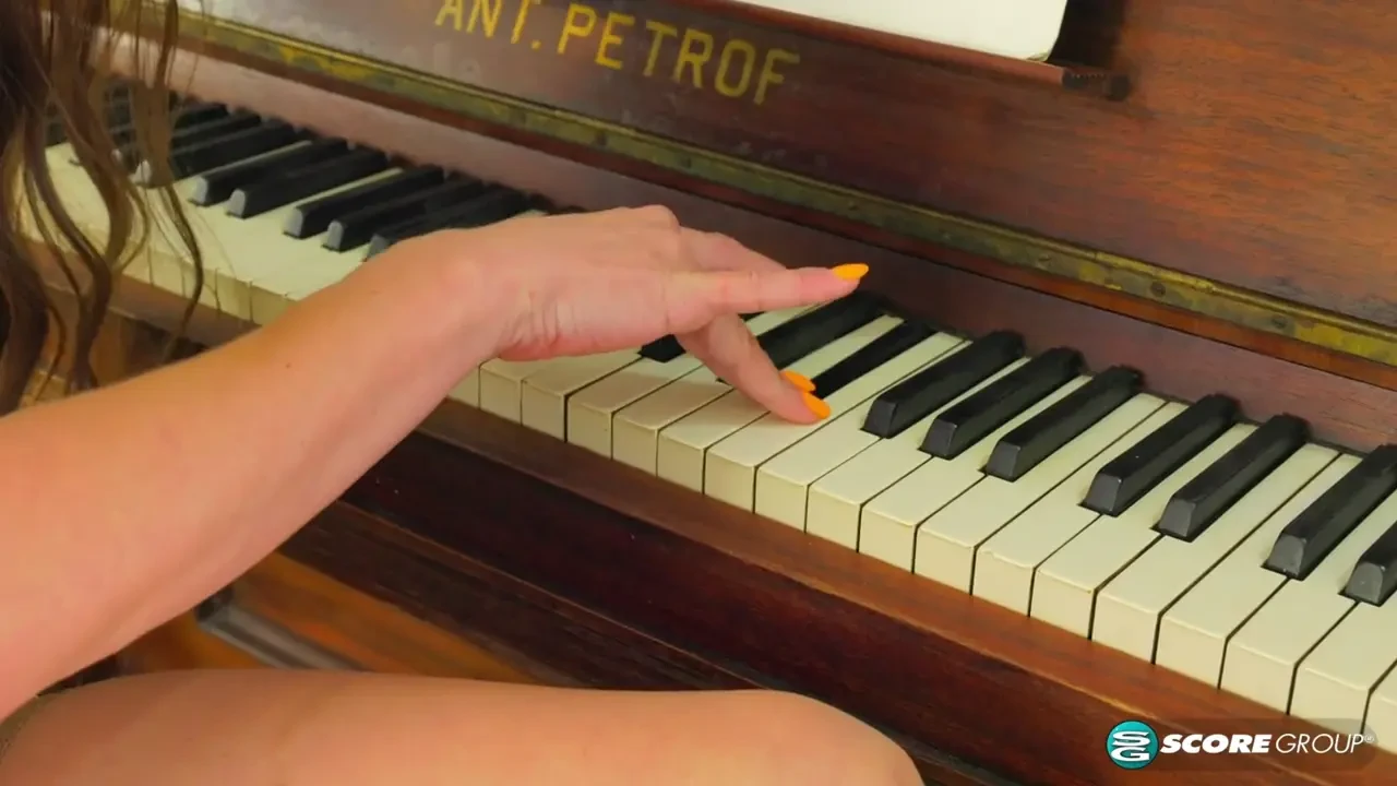 [40SomethingMag] 42-year-old mom Janet Alfano gets her ass stretched out and squirts