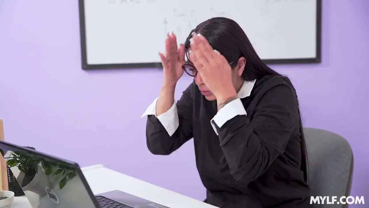 [OyeMami] “Yo Soy Betty, Fuck Me in the Ass!” Secretary’s Stunning Transformation