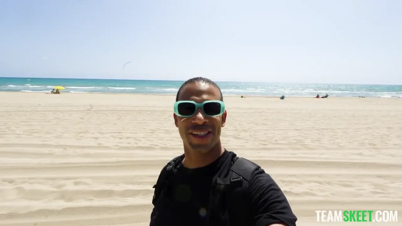 [PassportBros] The Tiny Yoga Babe (Agatha Shay’s Debut)