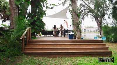 [LetsPostIt] Bbq At The Lake House