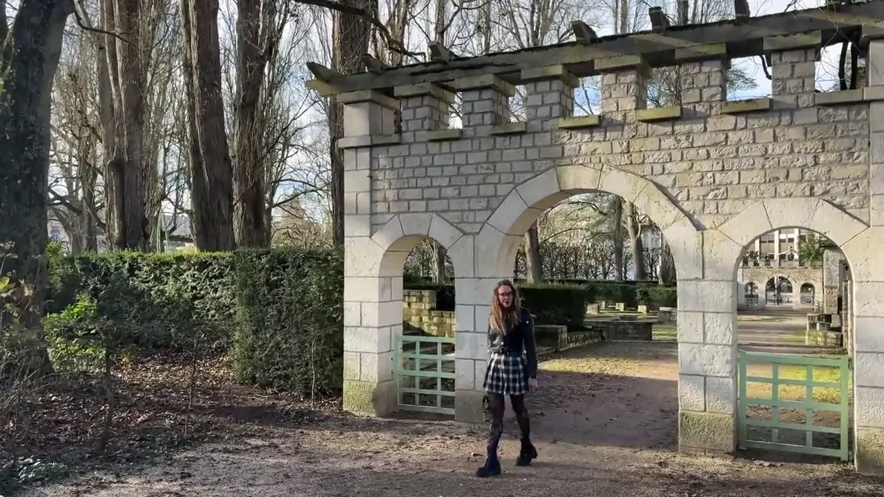 [JacquieEtMichelTV] 37 years old, masseuse in Paris!